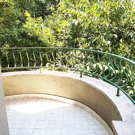 Sunny Green Apartment *